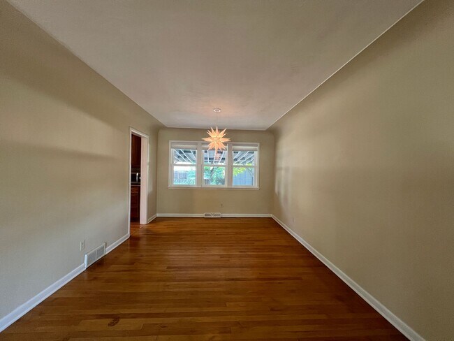 Building Photo - Charming 4BED/2 BATH Brick Ranch Home in L...