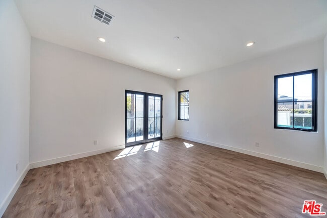 Building Photo - 1024 1/2 Masselin Ave