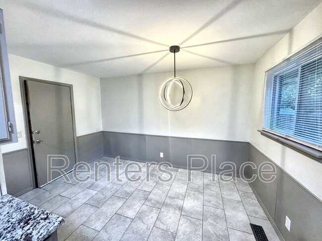 Building Photo - 112 W Timberlane St