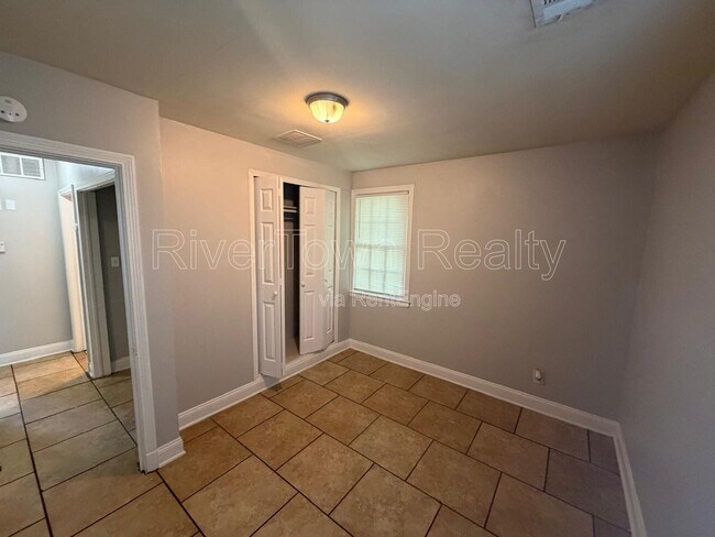 Building Photo - 3633 N Lloyd Cir