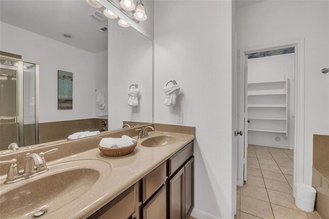 Building Photo - 520 S Meadowlark St