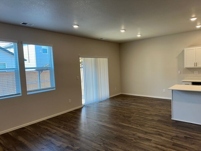 Building Photo - Newer 4 bedroom 2.5 bathroom house!