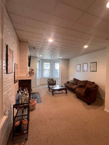 Building Photo - 627 S Negley Ave