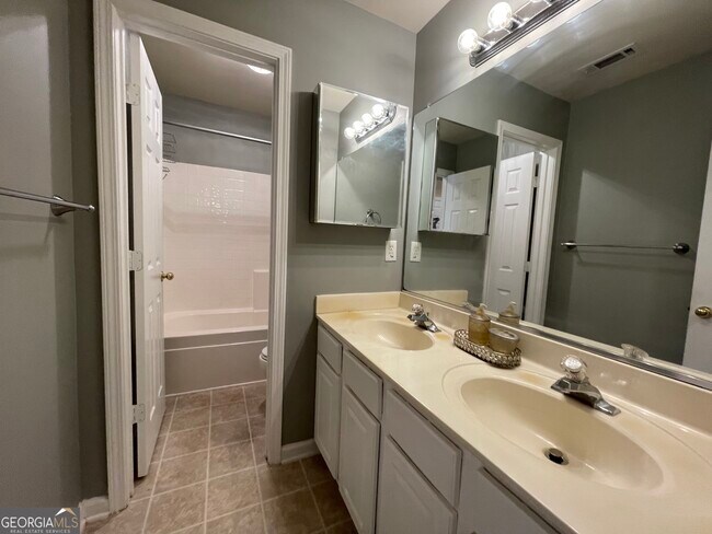 Building Photo - 1773 Highlands View Dr
