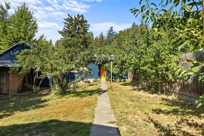 Building Photo - Inviting 3 Bed, 1 Bath Home in Roslyn, Whe...