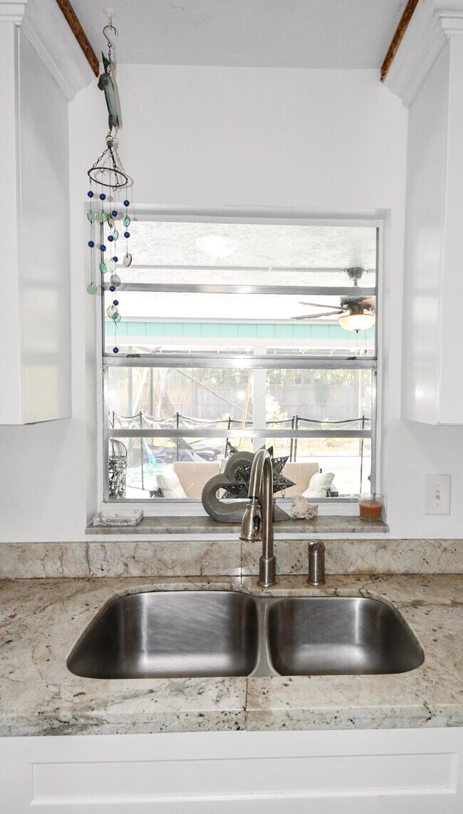 Building Photo - 6432 SE Clairmont Pl