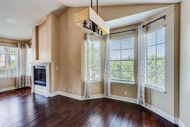 Building Photo - Spacious 2 Bedroom, 2 Bath – End Unit with...