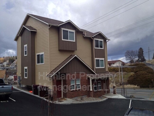 Building Photo - 1205-1207 NE Monroe St