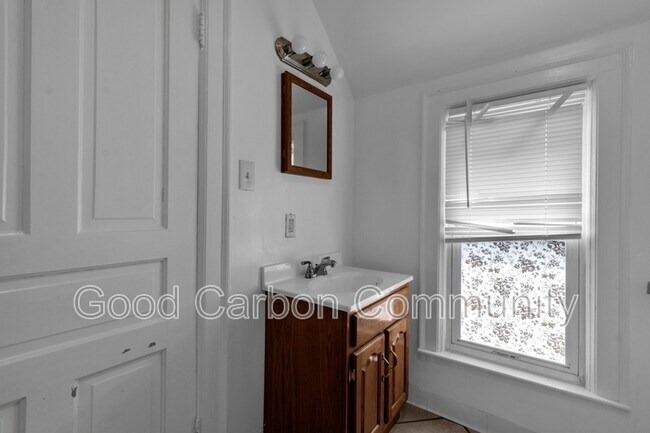 Building Photo - 331 Schenck St
