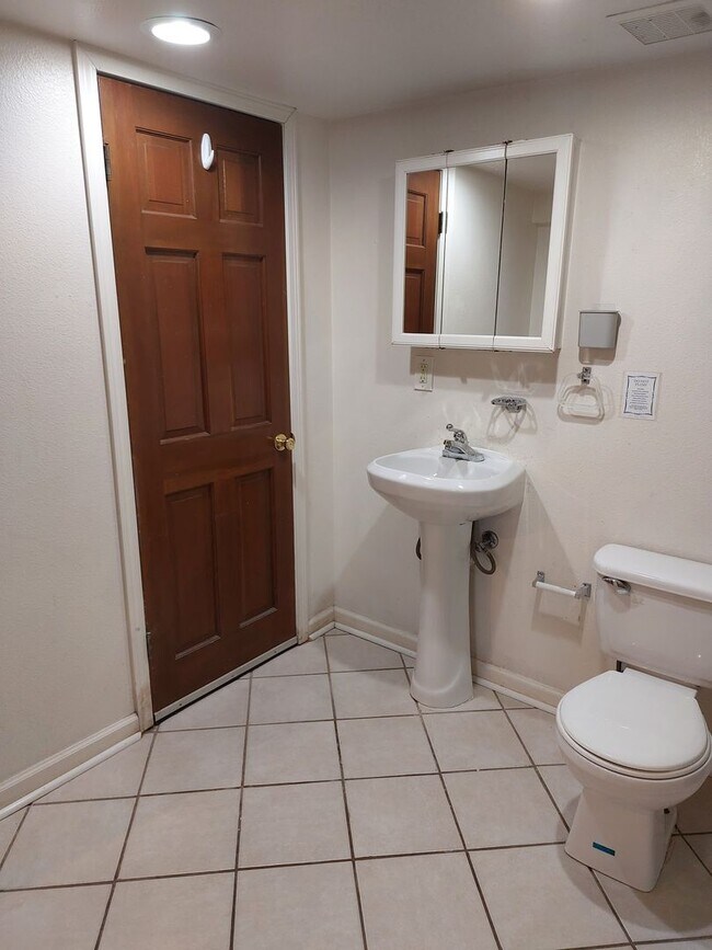 Building Photo - College Housing - 4 bedrooms