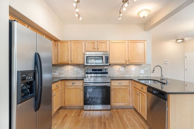 Building Photo - Bright & Spacious End-Unit Townhome with High Ceilings, Fireplace and over 1500 sqft of Living Sp...