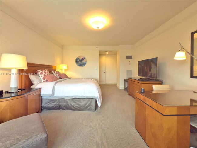 Building Photo - 1435 Brickell Ave