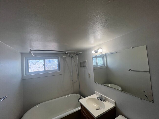 Building Photo - 636 Kickbusch St