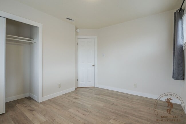 Building Photo - 566 N 24th St