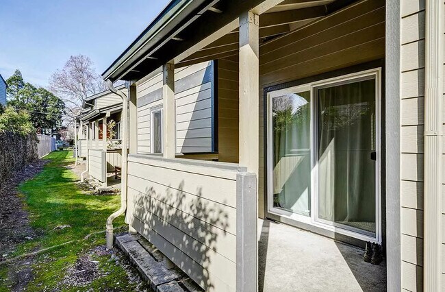 Building Photo - 852 SW Maple Tree Dr