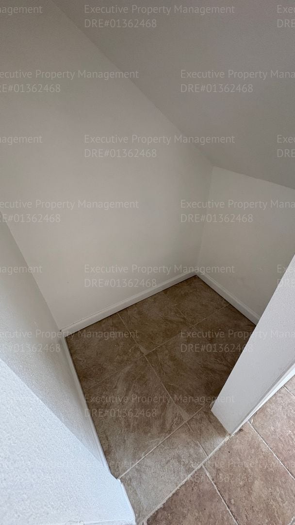 Building Photo - 2 bedroom 1.5 bathroom townhome (Move In Special Available OAC)