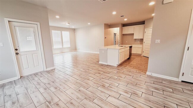 Building Photo - 124 Peruvian Ln