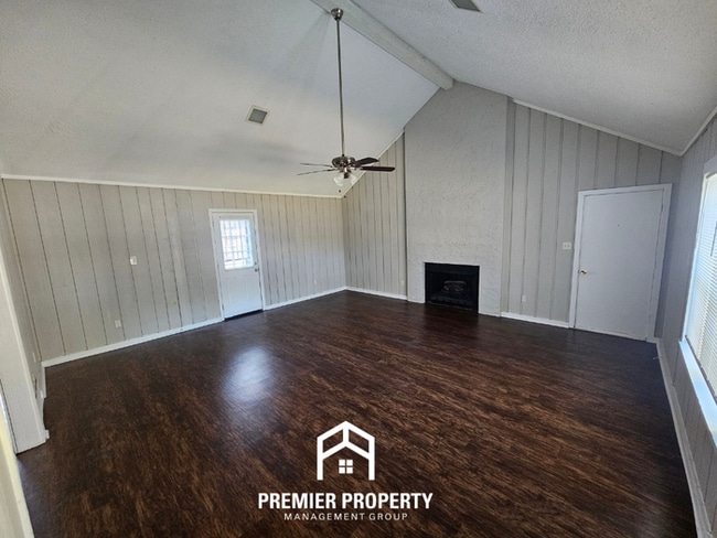 Building Photo - Spacious 4BR/3BA Memphis Home w/ Vaulted Ceilings, Hardwood Floors & 2-Car Garage