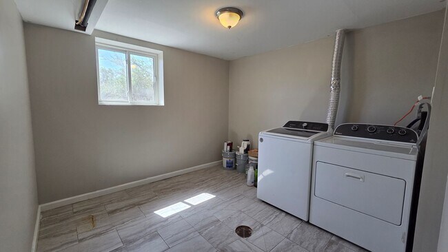 Building Photo - 4 Bedroom 2 Bath with Finished Basement and Study!