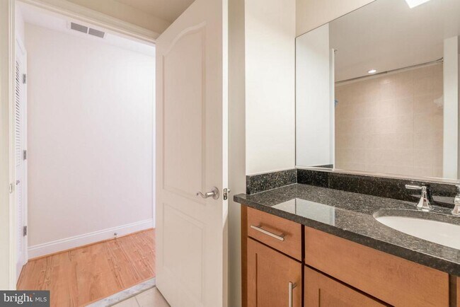Building Photo - 525 N Fayette St