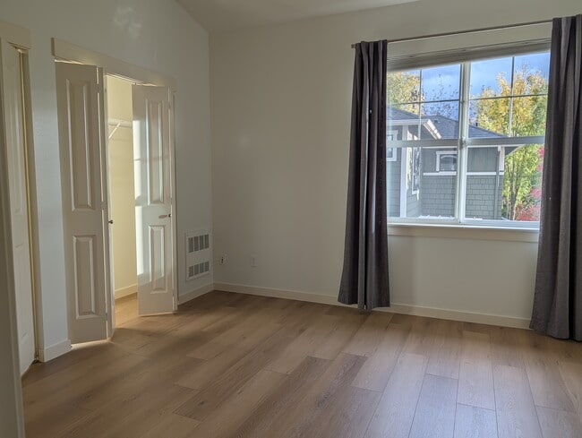 Building Photo - 1918 Northeast Kenyon Court