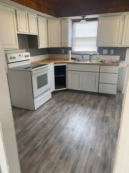 Building Photo - 1807 E 16th St N