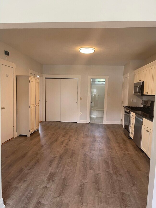 Building Photo - 325 Daggett Avenue, Unit 1