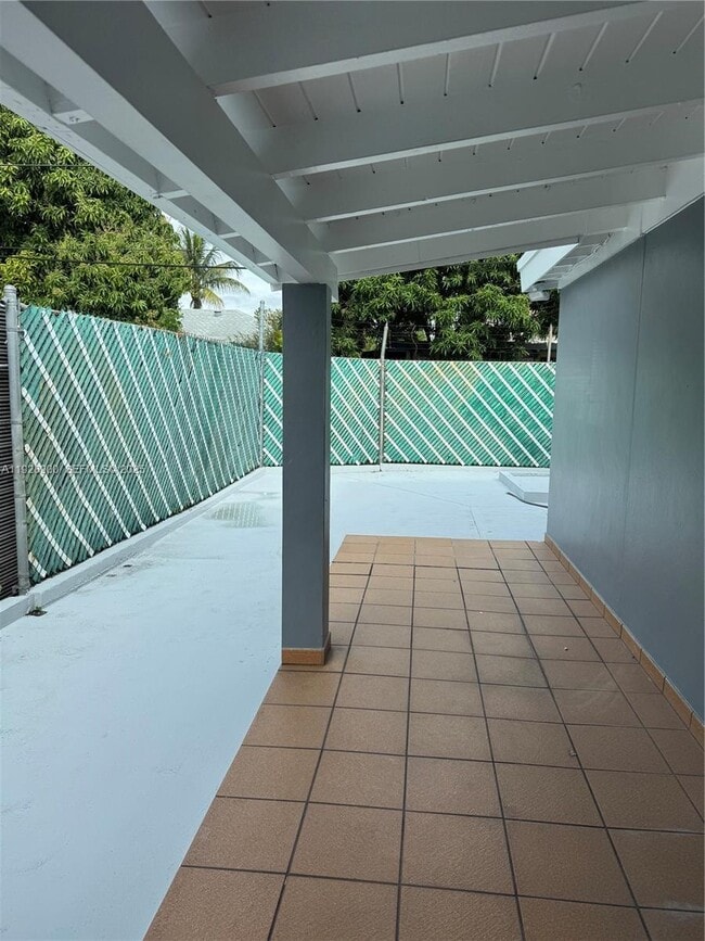 Building Photo - 881 Hialeah Dr