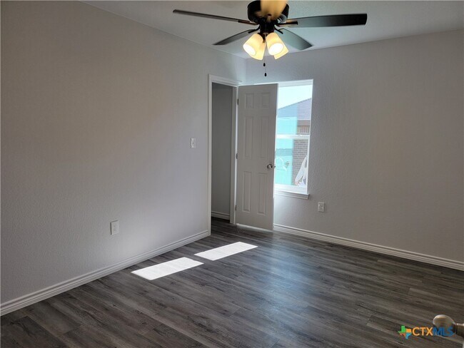Building Photo - 122 Wind Ridge Dr