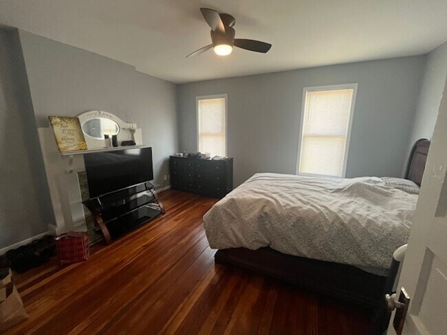 Building Photo - Spacious 3 bed, 1.5 bath duplex