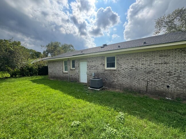Building Photo - 304 Academy Dr