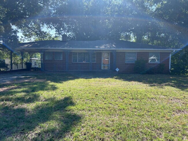 Building Photo - "Charming 3-Bedroom Retreat with Spacious Living in Colfax!"