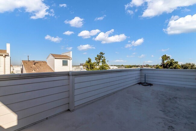 Building Photo - 1724 Ovid St