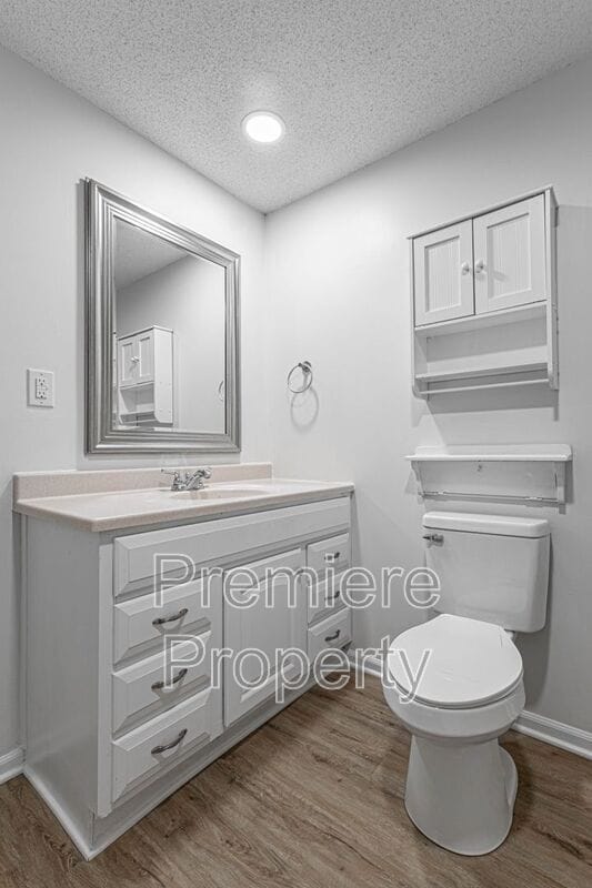 Building Photo - 5708 NW Raintree Ct