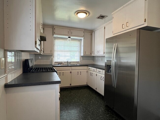 Kitchen - 2129 W Arrowhead Dr