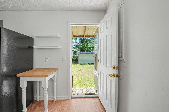 Building Photo - 3 Bed 2 Bath Home with Great Outdoor Space!