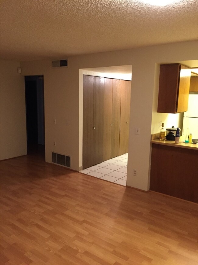 Building Photo - "Charming 1-Bedroom Condo Retreat with Fireplace and Washer and Dryer in Aurora's Apple Tree East...