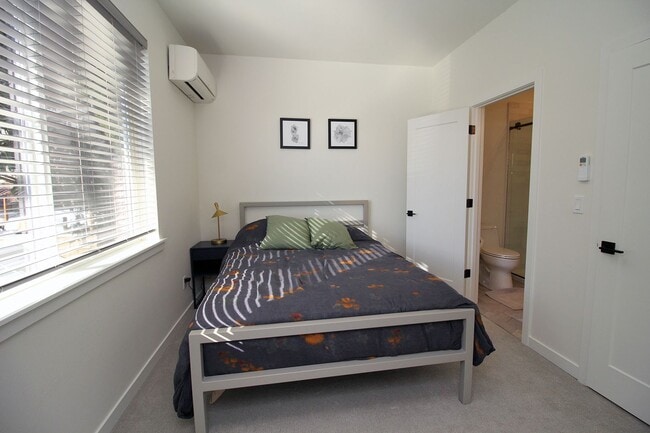 Building Photo - 5723 S Kelly Ave