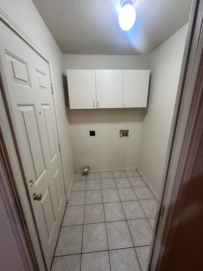 Building Photo - 3/2/2 in a quiet neighborhood located right in the heart of Weatherford.