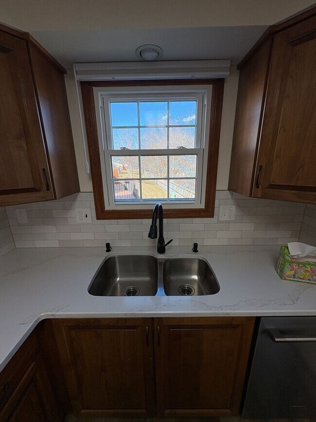 Building Photo - Updated 3BD/2BA with Garden Basement & Low Maintenance Living