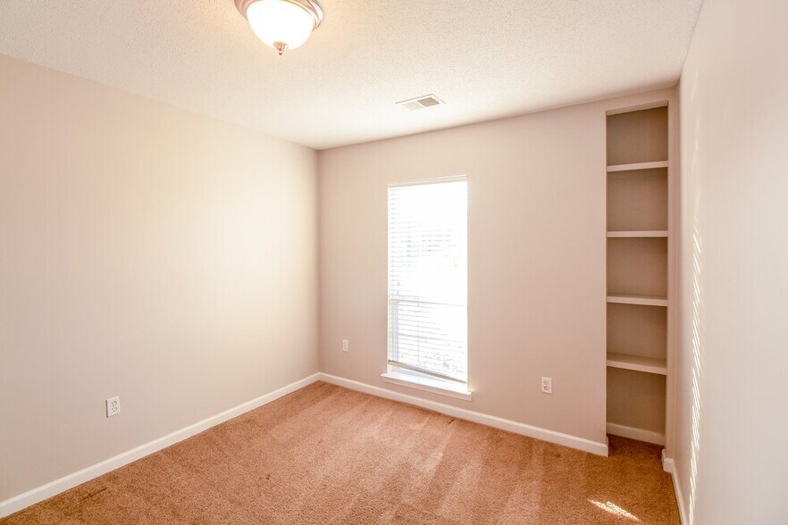 Building Photo - 2104 Eubanks Ln