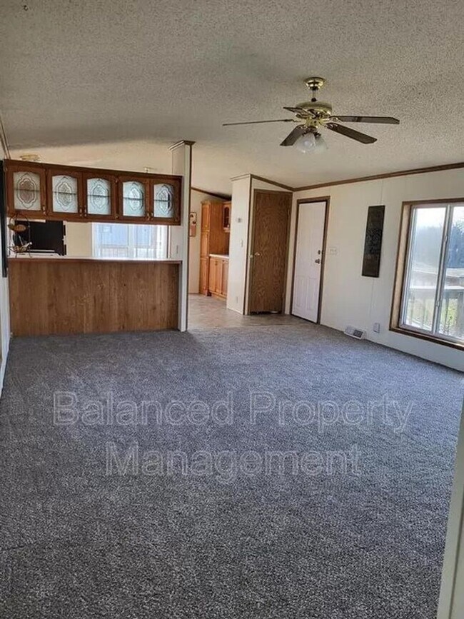 Building Photo - Nice, large, mobile home on outskirts of T...