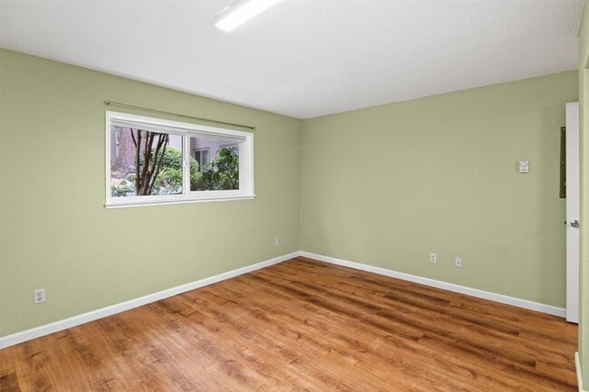 Building Photo - Ground floor 1 bed + bonus room in prime B...