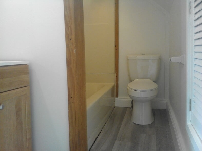 Bathroom - 119 Thames St