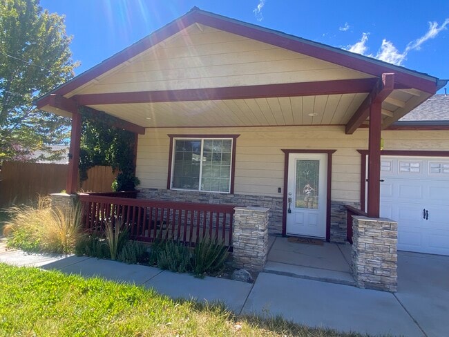 Primary Photo - 1013 Eagle Ln