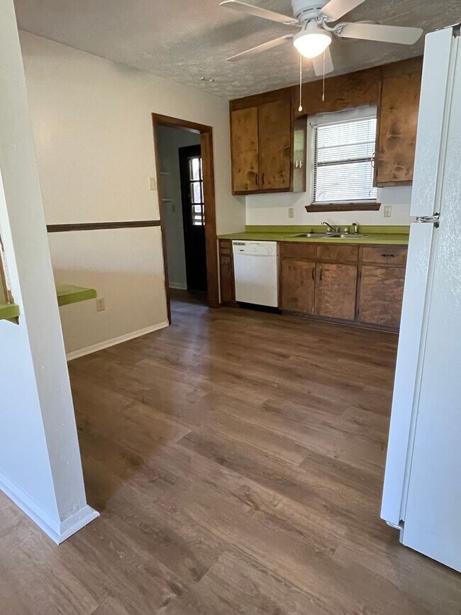 Building Photo - 2 bedroom 1 bath duplex is located off Whitehead Rd!