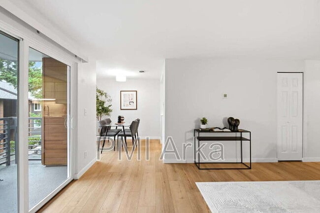 Building Photo - 12107 NE Bel Red Rd