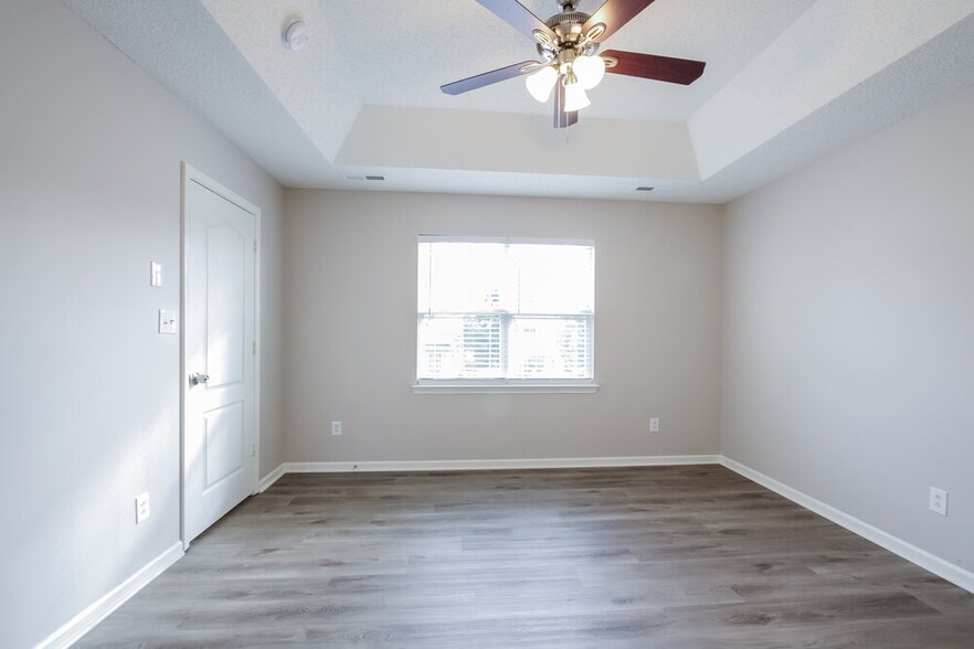 Building Photo - 328 Amir Cir