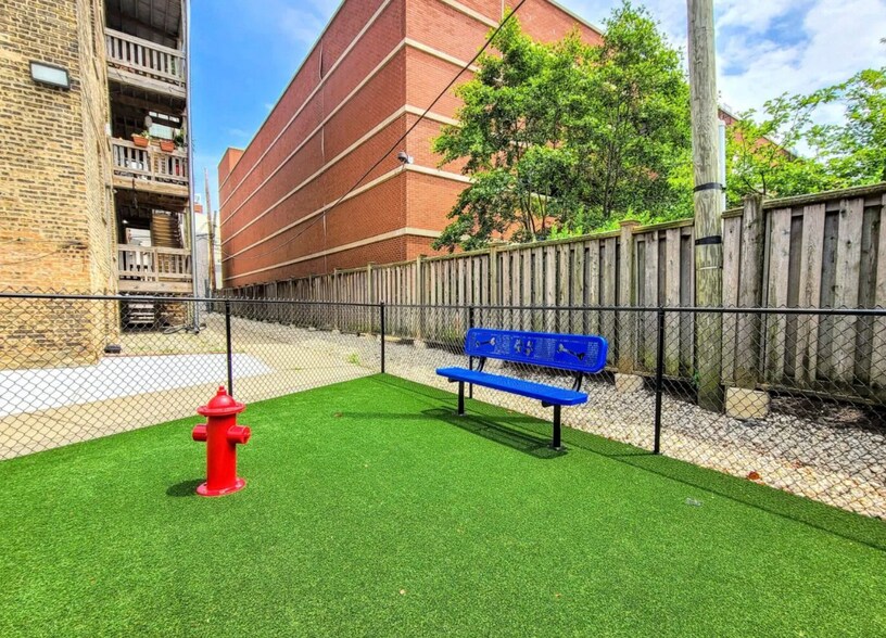 Building Photo - 812 W Waveland Ave