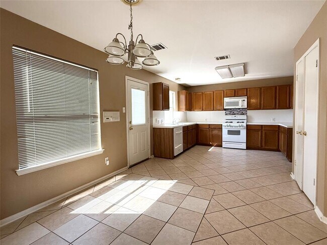Building Photo - 2011 Lantana Dr